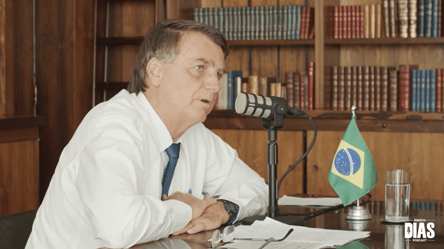 11.abr.2022 - O presidente Jair Bolsonaro, em entrevista ao podcast Irmãos Dias - Reprodução/Youtube/Irmãos Dias Podcast