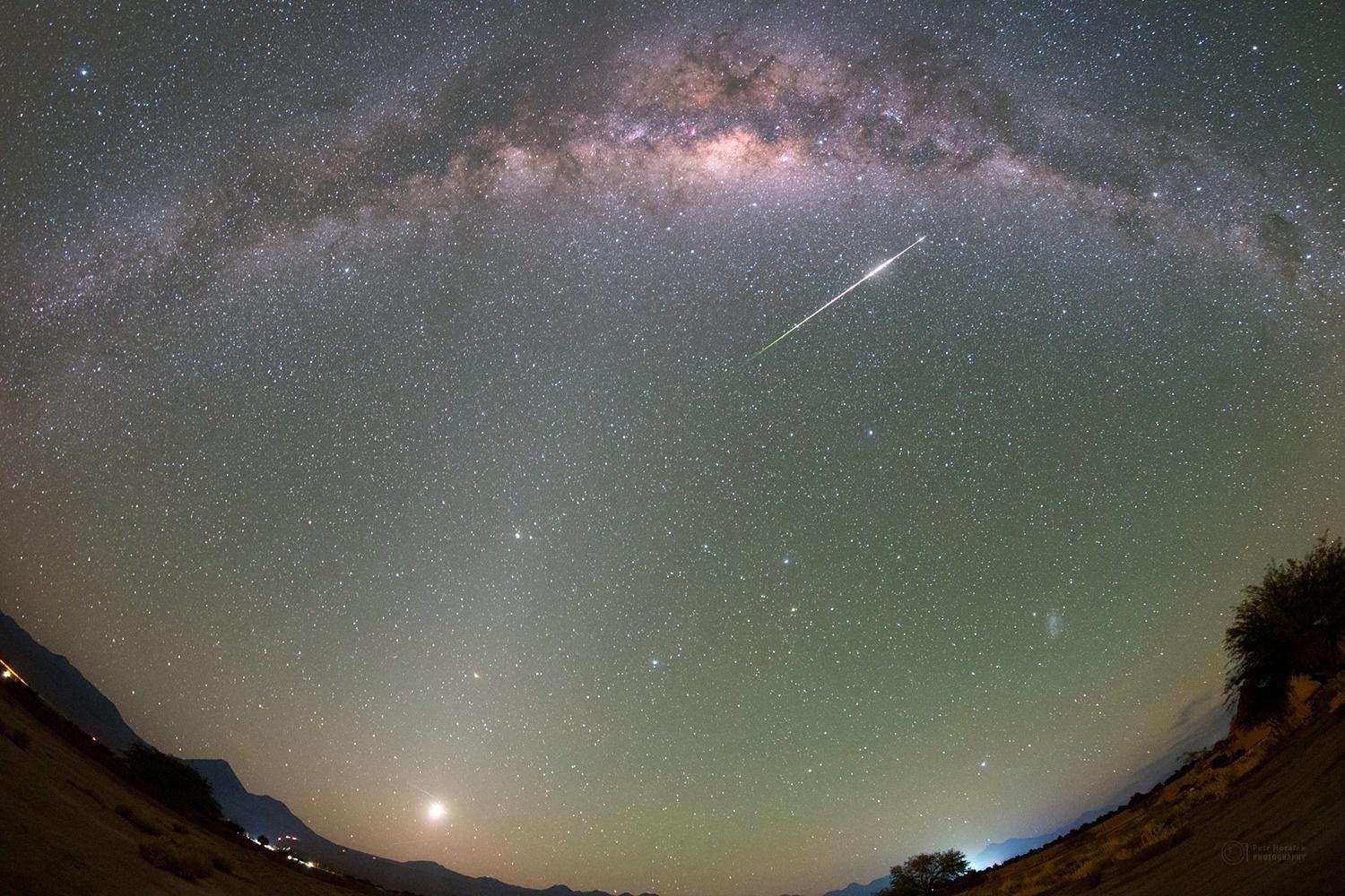 Eta Acuáridas: registro de la lluvia de meteoros del cometa Halley en Atacama/Chile - Petr Hora?lek