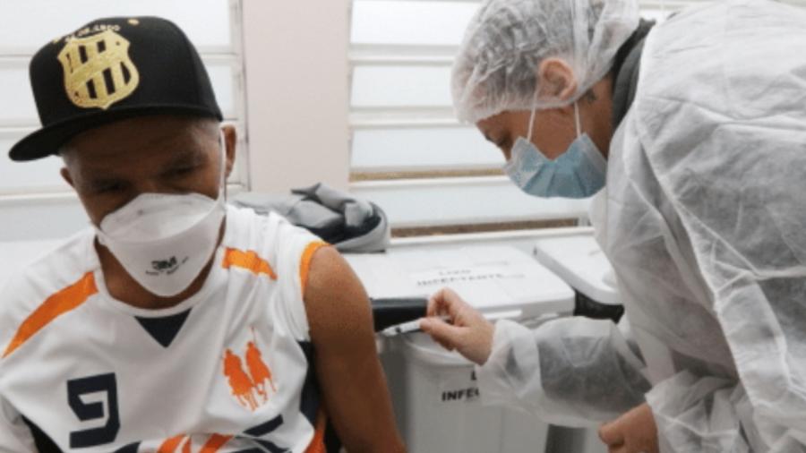 Idoso recebe vacina contra a gripe, cuja campanha nacional acabou oficialmente em junho  - Reprodução/Prefeitura de Jacareí