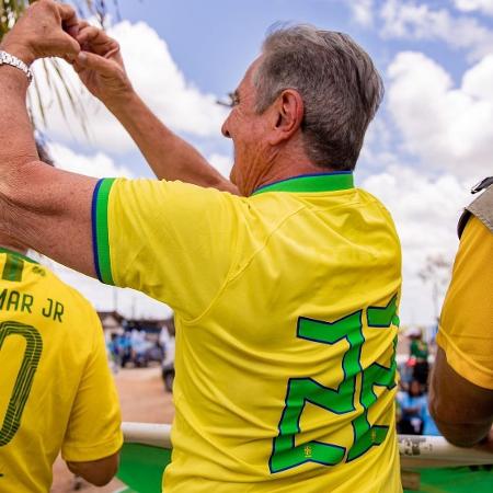 Collor usou a camisa da seleção com o número de Bolsonaro nos últimos dias de campanha - Divulgação