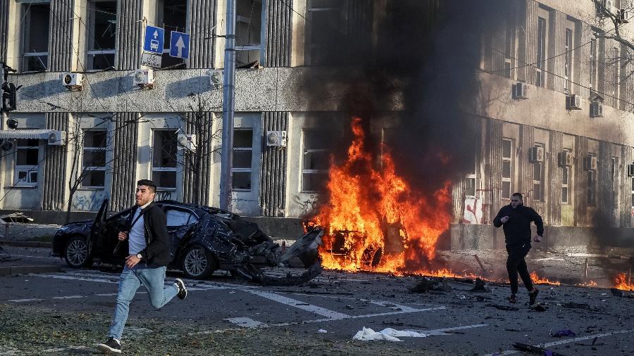10.out.22 - Pessoas fogem de ataques russos em Kiev, capital da Ucrânia, dois dias após bombardeio de ponte da Crimeia - GLEB GARANICH/REUTERS
