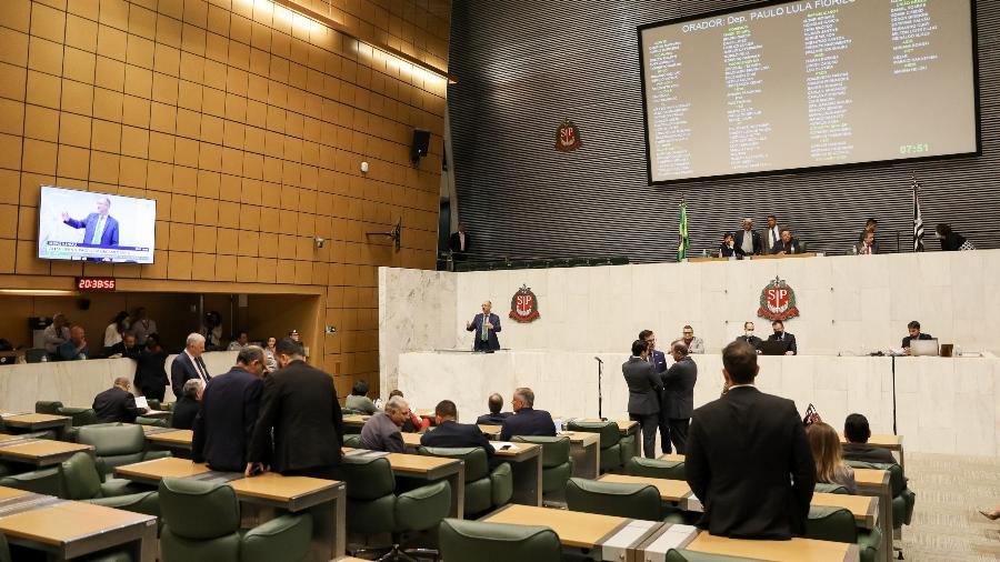 Deputados votam proposta que permitirá a reeleição do presidente da casa