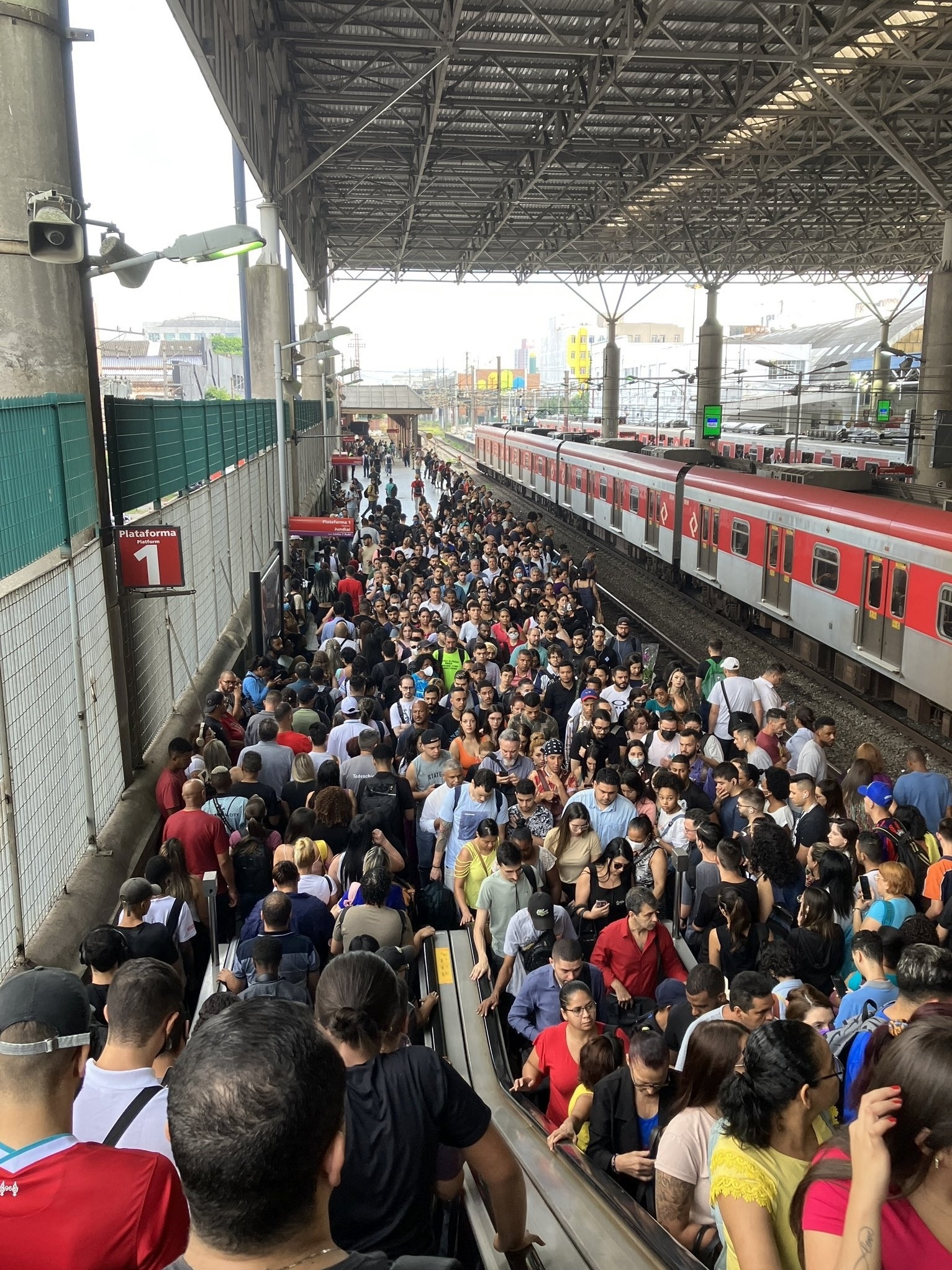 Trens têm falhas pelo 2º dia seguido e geram transtorno em São Paulo