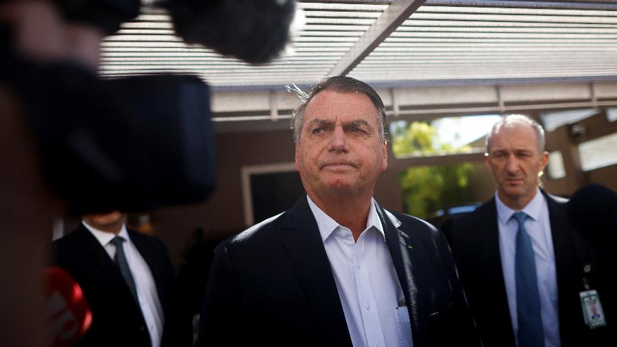 03.mai.23 - Ex-presidente Jair Bolsonaro após PF cumprir mandado de busca e apreensão na casa dele em Brasília - Adriano Machado/Reuters
