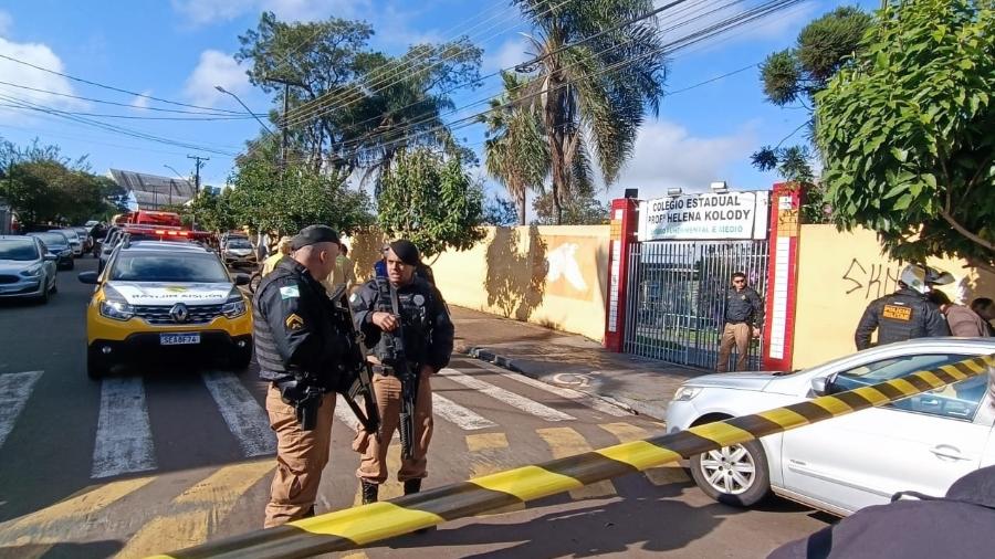 Policiais em frente à escola estadual Professora Helena Kolody, em Cambé (PR), após ataque a tiros em junho