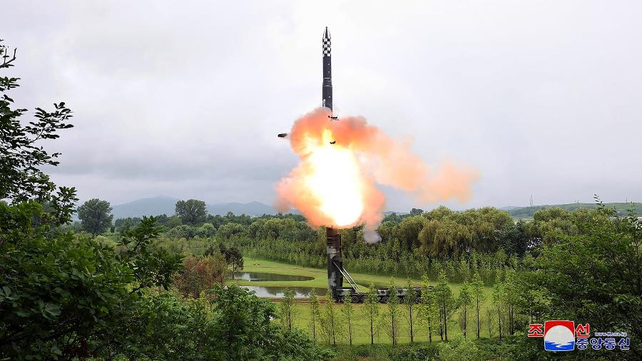 Esta foto tirada em 12 de julho de 2023 mostra o teste de disparo de um novo míssil balístico intercontinental (ICBM) "Hwasong-18" em um local não revelado no norte Coreia