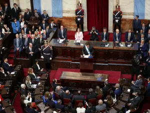 Milei alerta Congresso argentino que governará 'com ou sem' apoio político