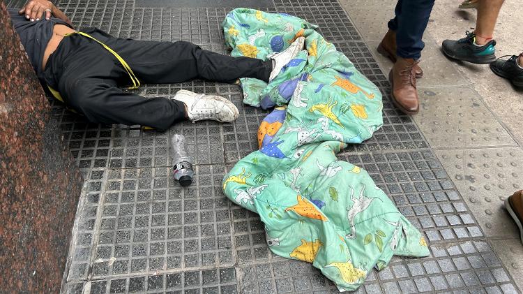 Homem dorme na rua do centro Buenos Aires