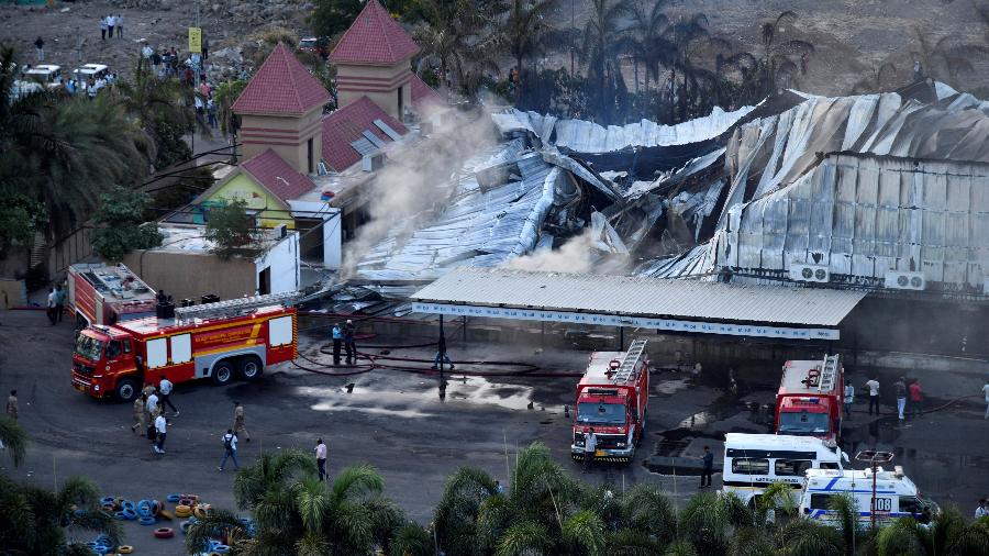 Bombeiros atuaram para combater o incêndio no parque de diversões na Índia - Stringer/REUTERS