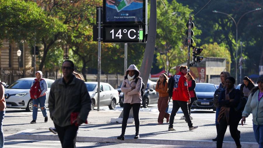Pedestres se protegem do frio desta manhã na cidade de São Paulo, nesta quarta- feira, 29 de maio de 2024 - WAGNER VILAS/ESTADÃO CONTEÚDO