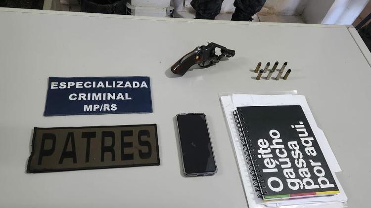 Os agentes apreenderam uma arma de fogo com o diretor administrativo