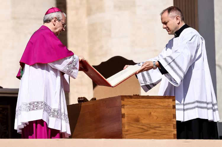 Livro dos Evangelhos é colocado sobre o caixão do papa Francisco durante a missa de corpo presente na praça de São Pedro, no Vaticano Livro dos Evangelhos é colocado sobre o caixão do papa Francisco durante a missa de corpo presente na praça de São Pedro, no Vaticano