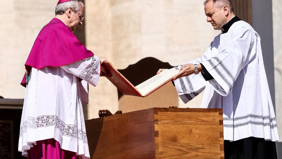 Livro dos Evangelhos é colocado sobre o caixão do papa Frabncisco durante a missa de corpo presente na praça de São Pedro, no Vaticano Livro dos Evangelhos é colocado sobre o caixão do papa Frabncisco durante a missa de corpo presente na praça de São Pedro, no Vaticano