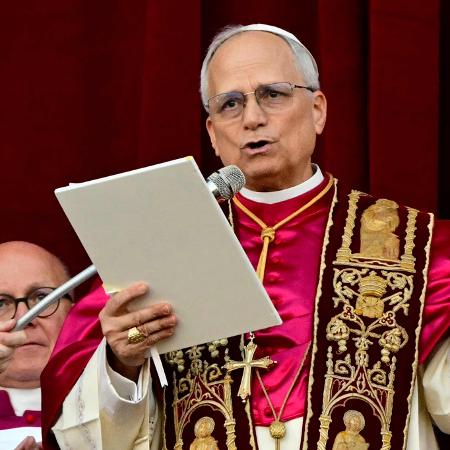 O novo papa Leão 14, Robert Prevost faz primeiro discurso na sacada da Basílica de São Pedro, no Vaticano - Tiziana Fabi - 8.mai.2025/AFP