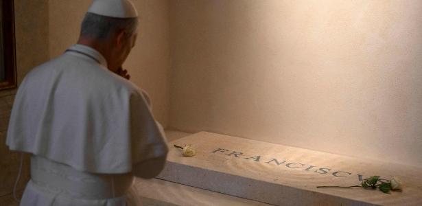 Em 1ª saída do Vaticano, Leão 14 visita túmulo de papa Francisco em Roma