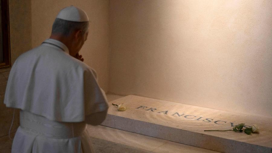 10.mai.2025 - Papa Leão 14 reza em frente ao túmulo do seu antecessor, papa Francisco, na basílica Santa Maria Maior, em Roma (Itália) 10.mai.2025 - Papa Leão 14 reza em frente ao túmulo do seu antecessor, papa Francisco, na basílica Santa Maria Maior, em Roma (Itália)