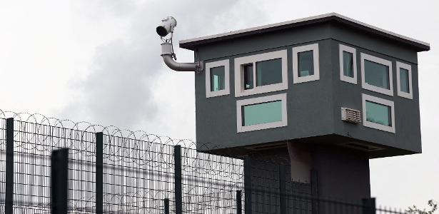 Contra superlotação nas prisões, França estuda reduzir duração das penas