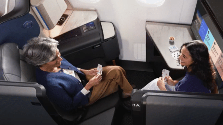 United Polaris Studio tem um espaço extra para que os passageiros possam interagir durante o voo United Polaris Studio tem um espaço extra para que os passageiros possam interagir durante o voo