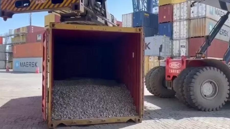 Cocaína estava escondida em meio a uma carga de minério Cocaína estava escondida em meio a uma carga de minério
