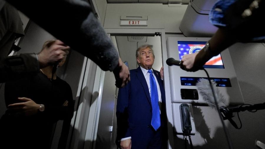 16.jun.2025 - O presidente dos EUA, Donald Trump, conversa com repórteres a bordo do Air Force One após deixar a cúpula dos líderes do G7 em Calgary, Alberta - CHIP SOMODEVILLA/Getty Images via AFP