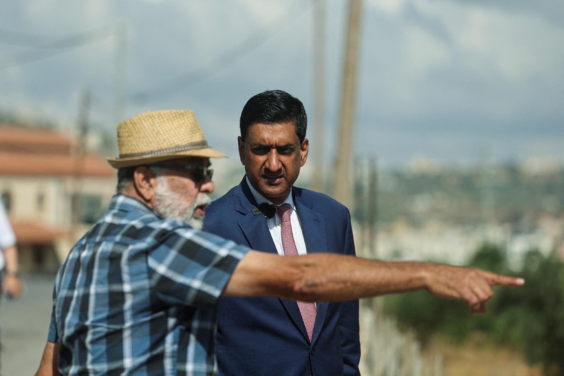 O deputado americano Ro Khanna (Democrata pela Califórnia) conversa com um morador palestino de Turmus Ayya, perto de Ramallah, durante uma visita - undefined