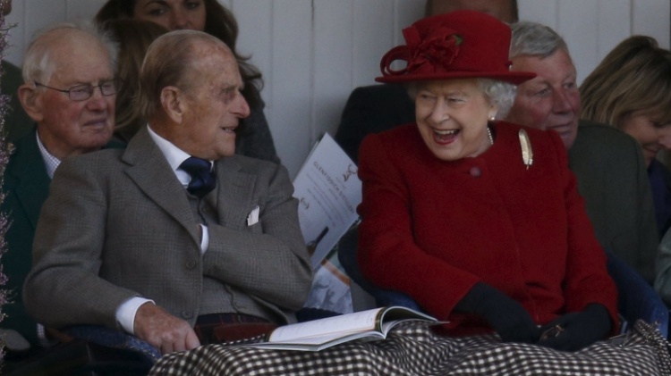 5.set.2015 - A rainha Elizabeth e o príncipe Philip assistem a uma corrida de saco durante o encontro anual Braemar Highland, na Escócia, Grã-Bretanha. Rainha Elizabeth vai se tornar a monarca que mais tempo serviu à Grã-Bretanha no próximo dia 9 - Russell Cheyne/Reuters - Russell Cheyne/Reuters