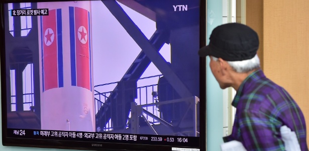 Homem assiste a noticiário sobre a reativação de usina nuclear da Coreia do Norte, em estação de trem em Seul, na Coreia do Sul - Jung Yeong-Je/AFP