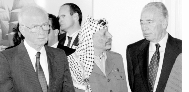 Da esquerda para a direita, em foto de 1994: o premiê israelense Yitzhak Rabin, o líder palestino Iasser Arafat e o chanceler Shimon Peres, em Oslo (Noruega), em evento para a entrega do prêmio Nobel da Paz - Folhapress