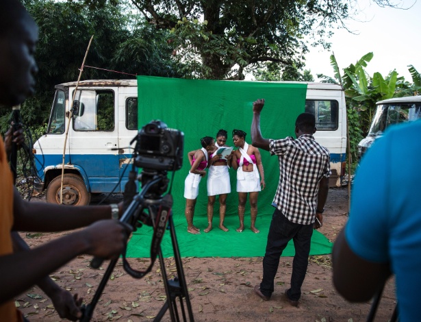 Atrizes checam o roteiro antes da gravação de uma cena de filme no vilarejo de Illah (Nigéria). Conhecida como Nollywood, a indústria cinematográfica do país dá chance aos africanos de se identificarem com aquilo que veem nas telas e nas TVs - Glenna Gordon/The New York Times