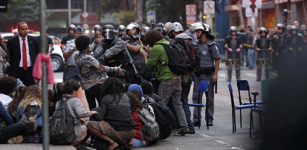 6.mai.2016 - Policial empurra estudante durante reintegração de posse no Centro Paula Souza - Newton Menezes/Futura Press/Estadão Conteúdo 