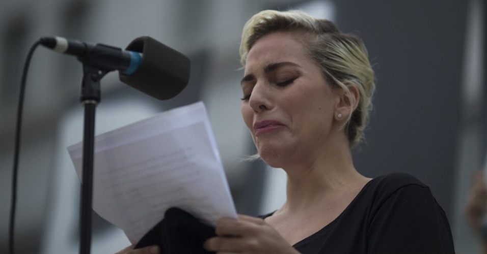 14.jun.2016 - A cantora Lady Gaga se emociona enquanto lê alguns dos nomes das vítimas de ataque em boate gay em Orlando em vigília em Los Angeles