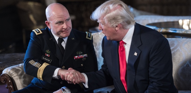 O presidente dos EUA, Donald Trump (dir.), cumprimenta o general de exército H.R. McMaster  - Nicholas Kamm/ AFP