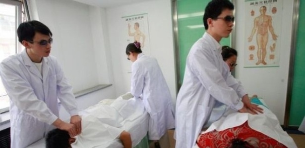 Na Coreia do Sul, apenas cegos podem ser massagistas profissionais - AFP