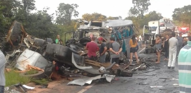 Acidente envolve cinco veículos no fim da madrugada deste sábado (13) - Divulgação/PM-MG