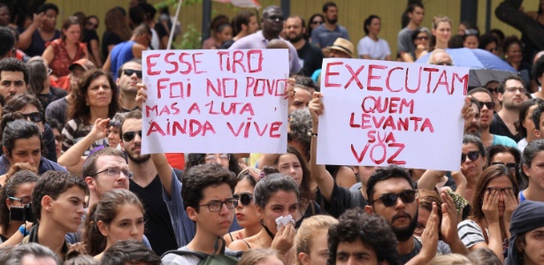 15.mar.2018 - Manifestantes erguem cartazes de protesto durante ato em homenagem à vereadora Marielle Franco - Jose Lucena/Futura Press/Futura Press/Estadão Conteúdo