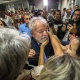 5.abr.2018 - O ex-presidente Luiz Inácio Lula da Silva (PT) aparece para cumprimentar militantes no Sindicato dos Metalúrgicos do ABC, em São Bernardo do Campo (SP). O juiz Sergio Moro decretou sua prisão e ele tem até amanhã para se apresentar à polícia. - Marlene Bergamo/Folhapress