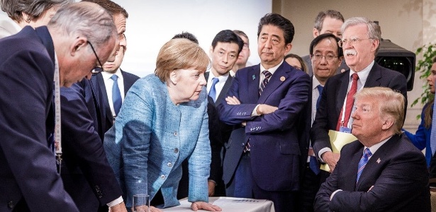 Foto de Trump com Angela Merkel repercutiu de imediato em veículos e mídia social - Jesco Denzel/AFP
