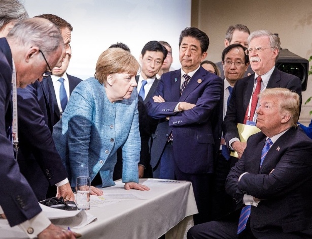 Foto de Trump com Angela Merkel repercutiu de imediato em veículos e mídia social - Jesco Denzel/AFP