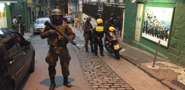 Militares monitoram acessos em morros da zona sul do Rio nesta quarta (11) - Luis Kawaguti / UOL - Luis Kawaguti / UOL