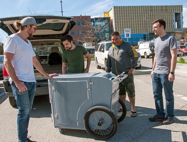 Alunos da Universidade da Colúmbia Britânica entregam carrinho para morador de rua - Divulgação/UBC
