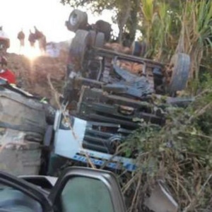 O motorista da carreta teria dormido ao volante e provocado o acidente - Divulgação/PRF