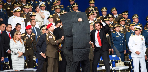 Seguranças protegem o presidente venezuelano após discurso ser interrompido  - Xinhua