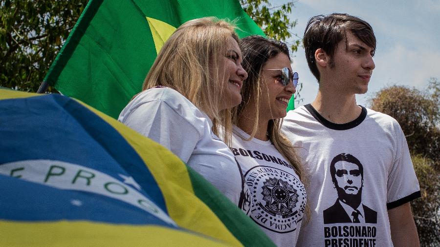 Ana Cristina Valle, com o filho Jair Renan Bolsonaro, após ato nas ruas de Resende, interior do estado do Rio de Janeiro - Eduardo Anizelli/ Folhapress