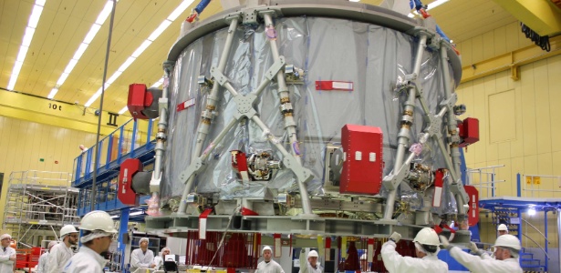 Equipe da Airbus prepara o European Service Module para a espaçonave norte-americana "Orion", em Bremen, Alemanha