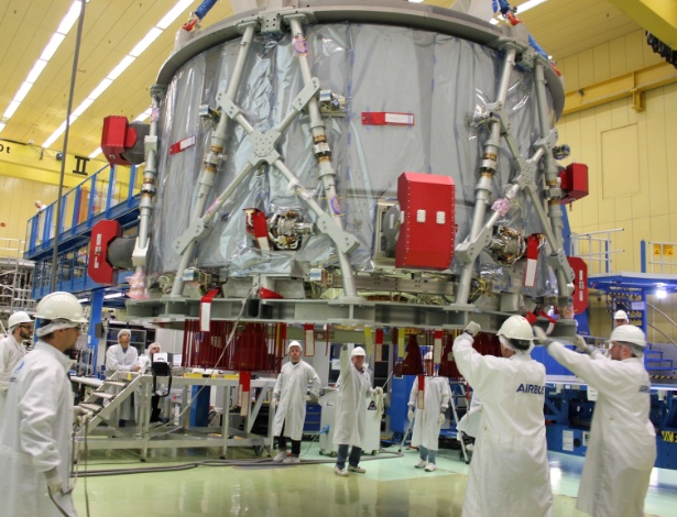 Equipe da Airbus prepara o European Service Module para a espaçonave norte-americana "Orion", em Bremen, Alemanha - Reuters/Handout