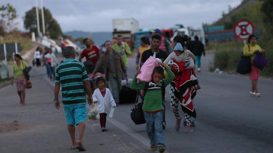22.fev.2019 - Venezuelanos cruzam a fronteira da Venezuela com o Brasil em Pacaraima, no estado de Roraima - Ricardo Moraes/Reuters