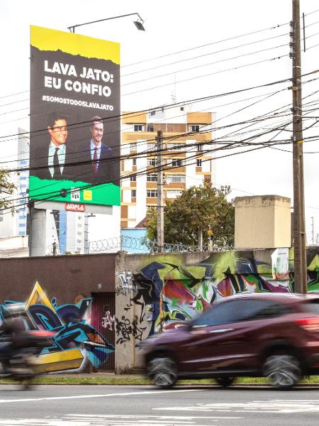 Outdoors com as fotos de Sérgio Moro e Deltan Dallagnol e frases de apoio à Lava Jato aparecem espalhados em bairros de classe média em Curitiba - Theo Marques/UOL
