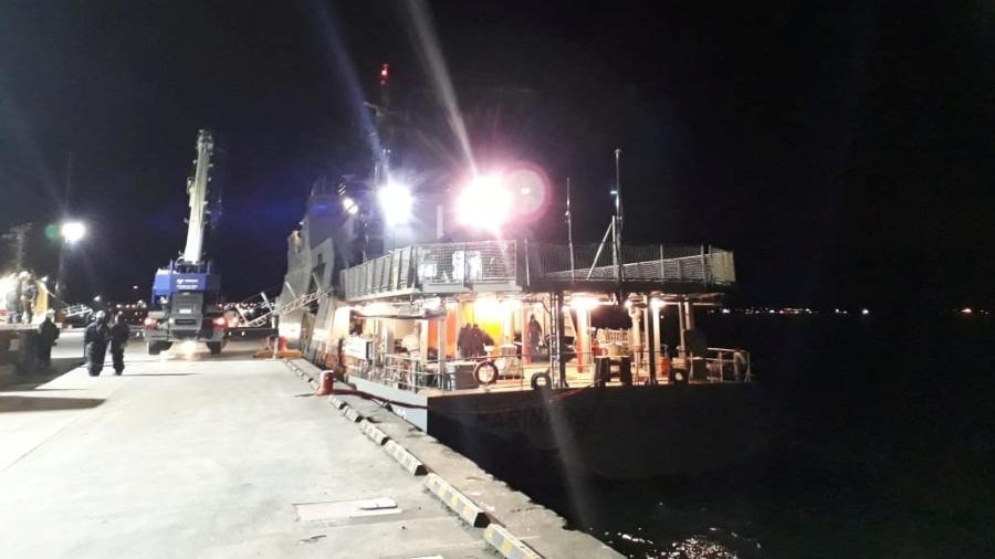 27.jul.2019 - Navio chamado Marinero Fuentealba se preparando para sair e conter óleo derramado no terminal da Ilha de Guarello  - Marinha do Chile/Reuters