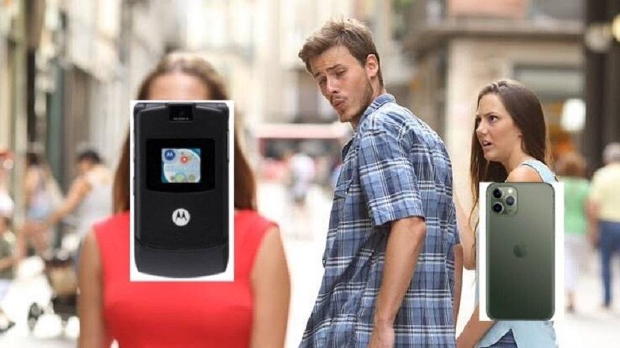 Meme compara Motorola Razr e iPhone - Reprodução
