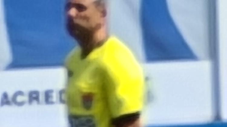 Zoom máximo consegue captar rosto do juiz em foto tirada da arquibancada - perde qualidade, claro - Gabriel Francisco Ribeiro/UOL - Gabriel Francisco Ribeiro/UOL